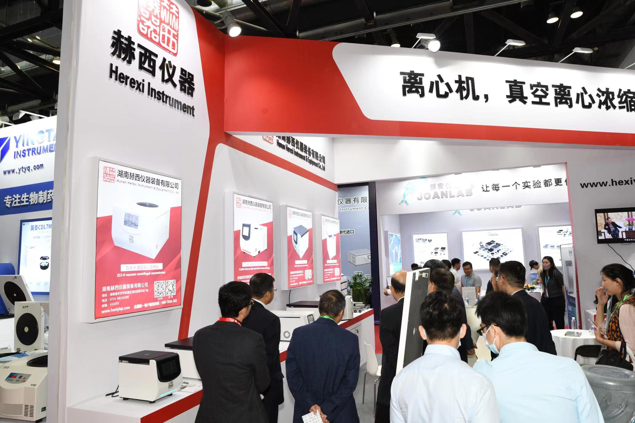 微信圖片_20230512150435中華人民共和國工業(yè)和信息化部中小企業(yè)局副局長葉定達(dá)帶隊(duì)到公司展臺(tái)參觀02.jpg